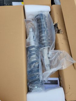 1995----2004 Toyota Tacoma front 2.5 inch lift Rough Country N3 Loaded Struts