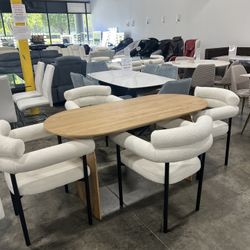 Mid-Century Walnut Dining Table Flat Oval Tabletop and Stable Solid Wood Leg With 4 Chairs 