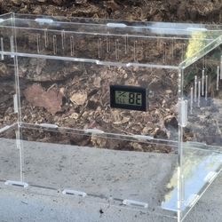 clear acrylic habitat enclosure in mint condition.Built-in digital thermometer + hygrometer