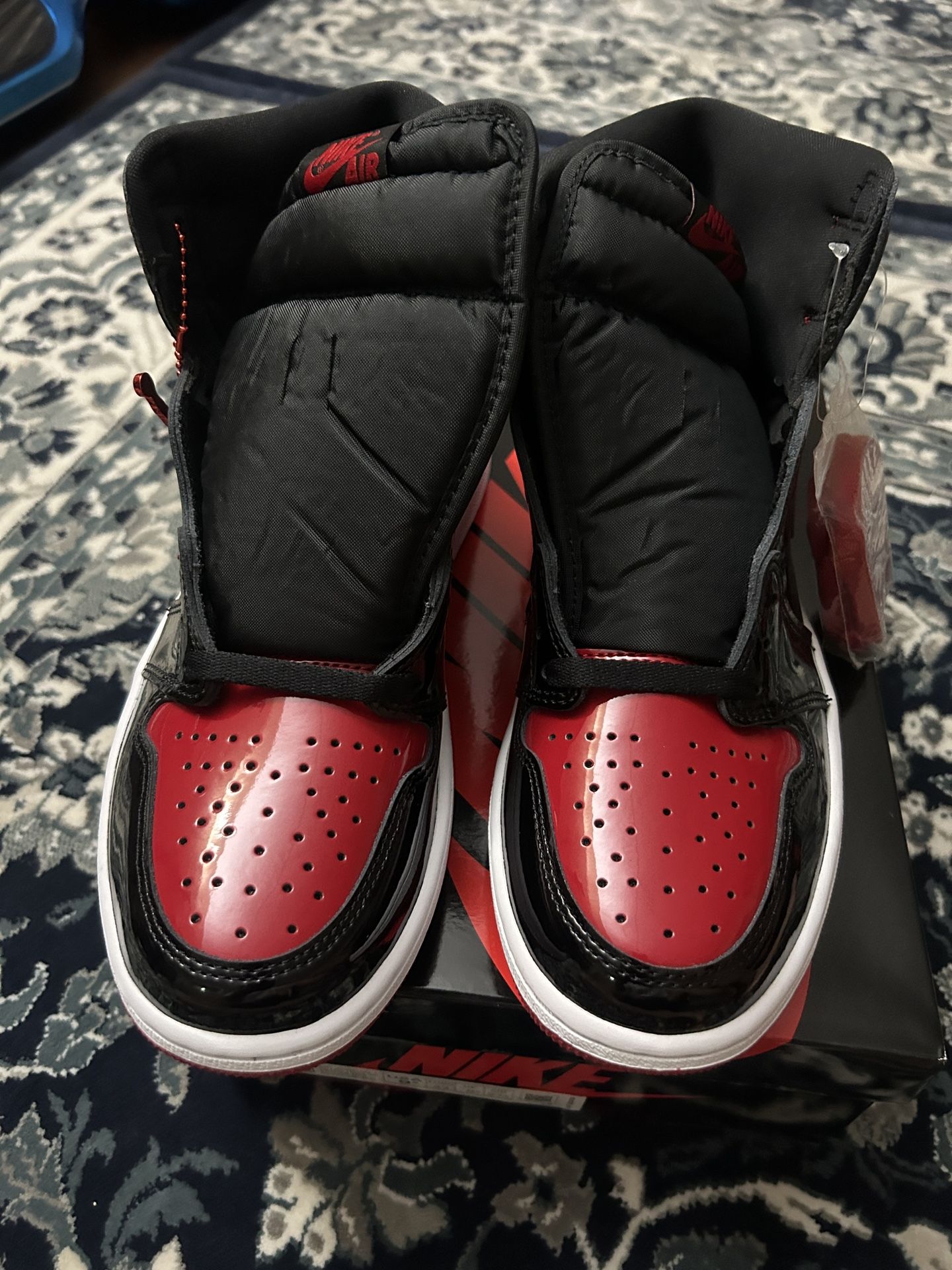 Air Jordan 1 Hi Retro patent red size 9.5