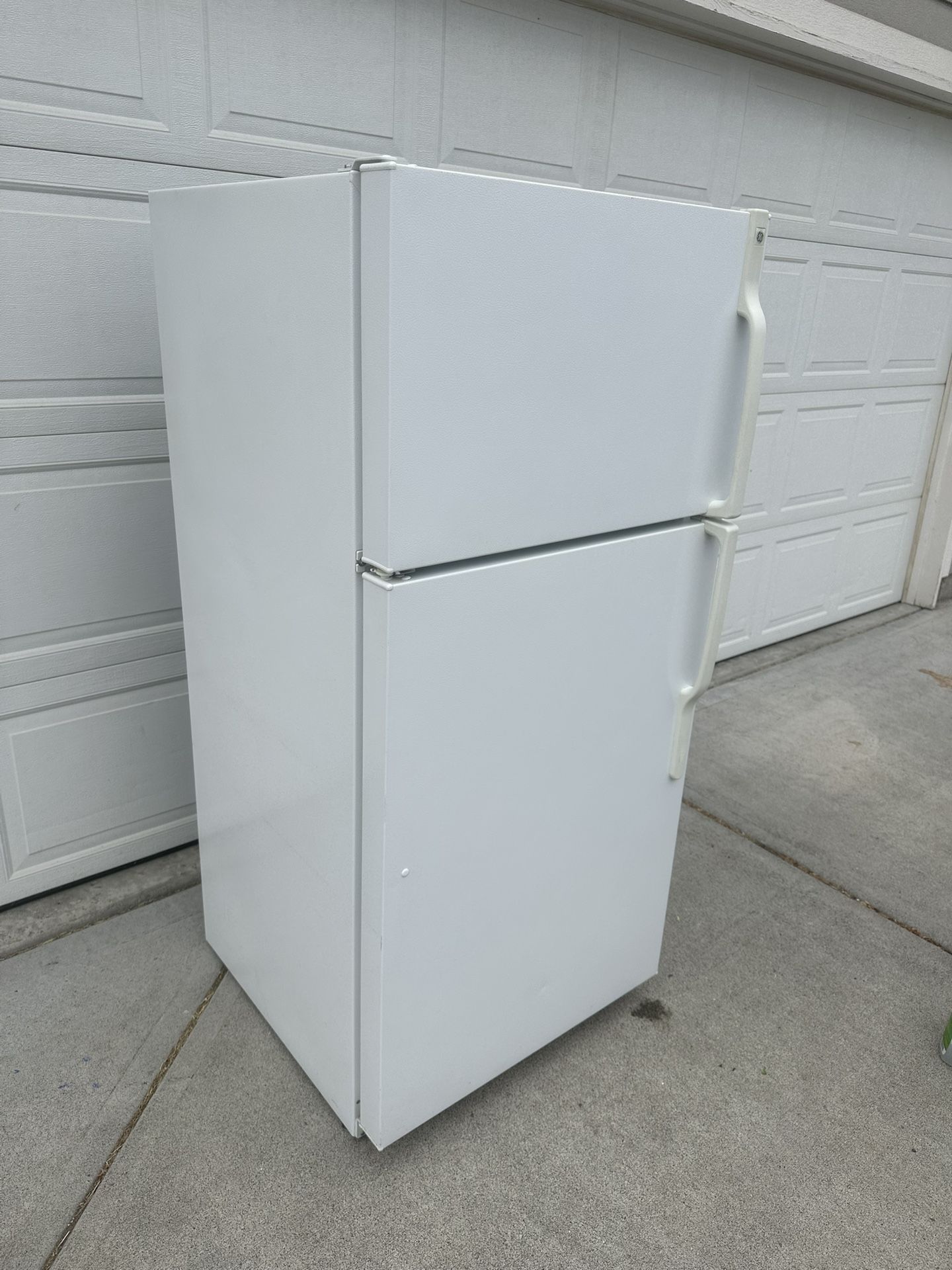 GE Refrigerator / Freezer