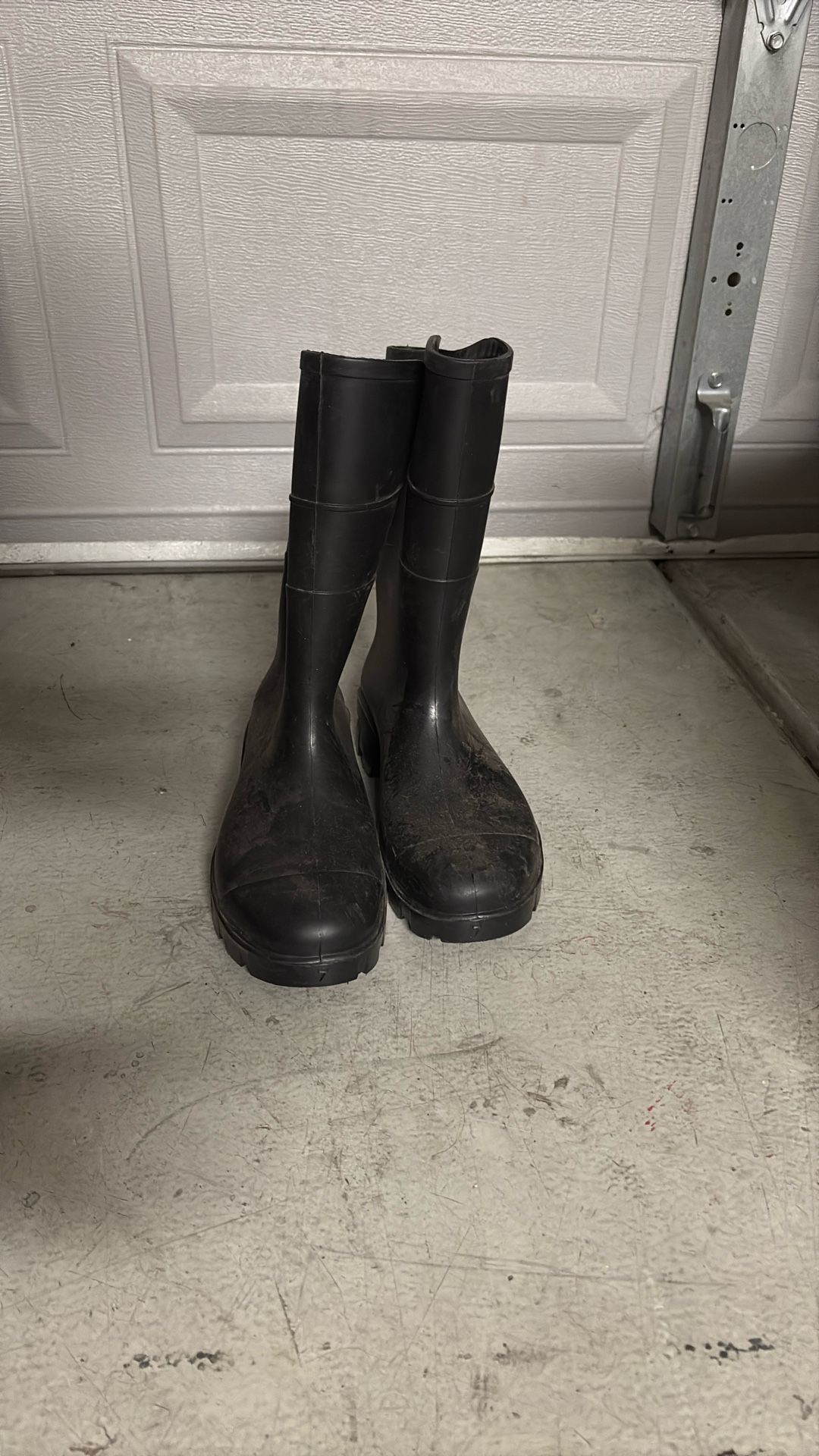 Rain boots/rubber boots/ Black Size 7