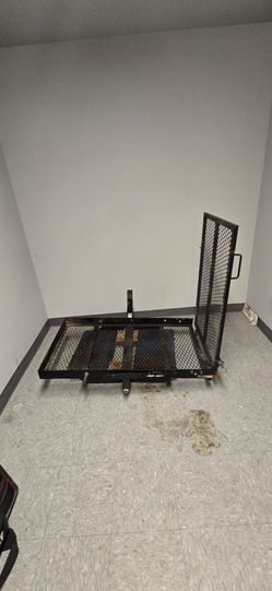 Hitch cargo carrier with ramp