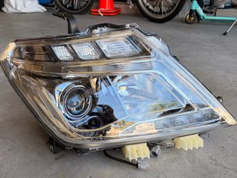 2010-20 Nissan Armada Front Headlamp NIB