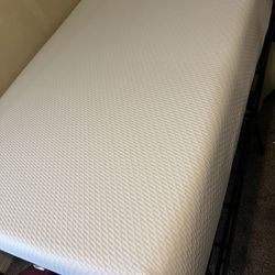 Queen size tempur pedic bed 