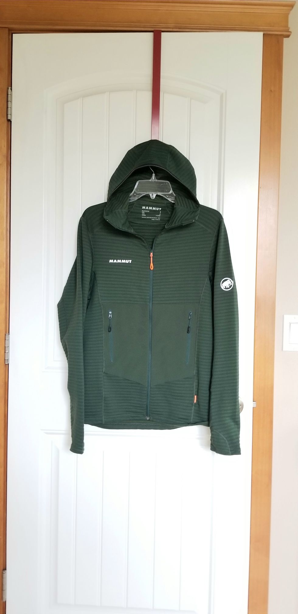 MAMMUT Mens Small FLEECE Lined Inside LIGHTWEIGHT fleece is essential for all-season exploration.