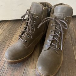 Crown vintage heeled boots size 7.5 never worn 