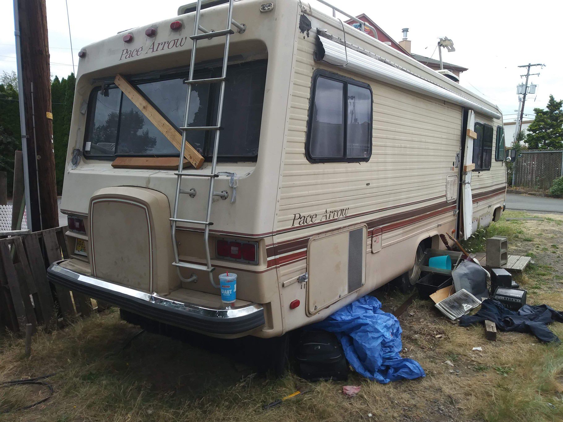 RV Pacearrow 85' $200 obo you haul! Doesn't run. Will need to be towed