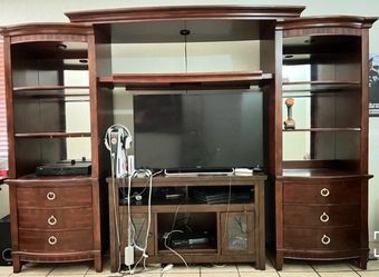 Entertainment center/tv stand