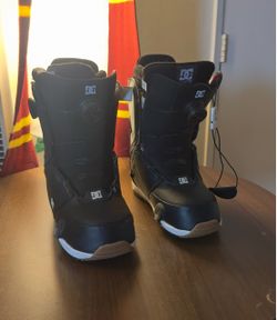 DC Step On Snowboard Boots – One Good / One Damaged – Parts or Replacement