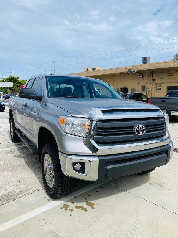 2015 TOYOTA TUNDRA SR5 4x4 for Sale in West Palm Beach, FL - OfferUp