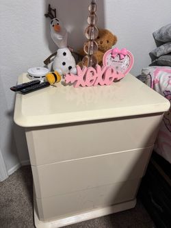 Drawer/dresser w night stand
