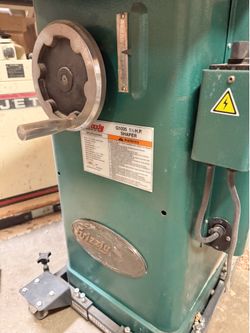 grizzly wood shaper 1.5 hp single phase including a bounch of bits on good condition