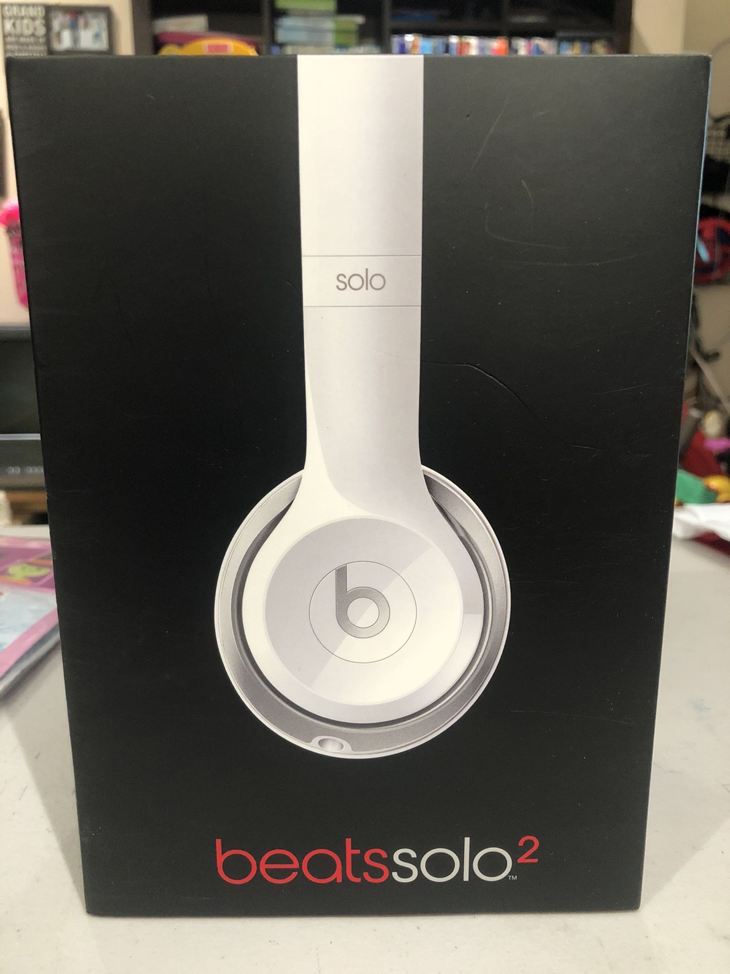 Beats Solo 2 in white (not Bluetooth)