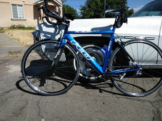 Felt Airo "S32" feather lite Excellent Condition ,comes with speedometer ! Brand new which this has less than 500 road miles.