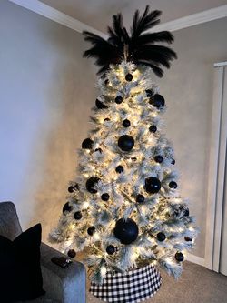 NEW 7.5 pre-lit flocked static pine Christmas tree with 450 clear lights