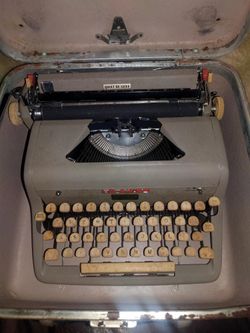 1956 Royal Quiet De Luxe PortableTypewriter W/ Case