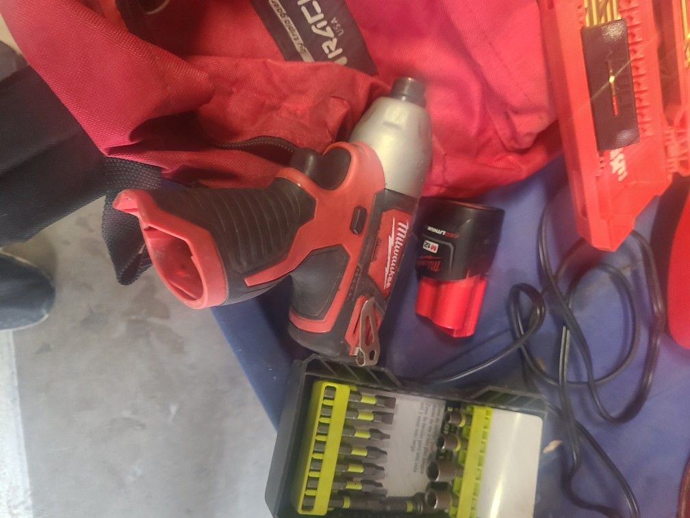 Milwaukee Drill Set With Drill Bids