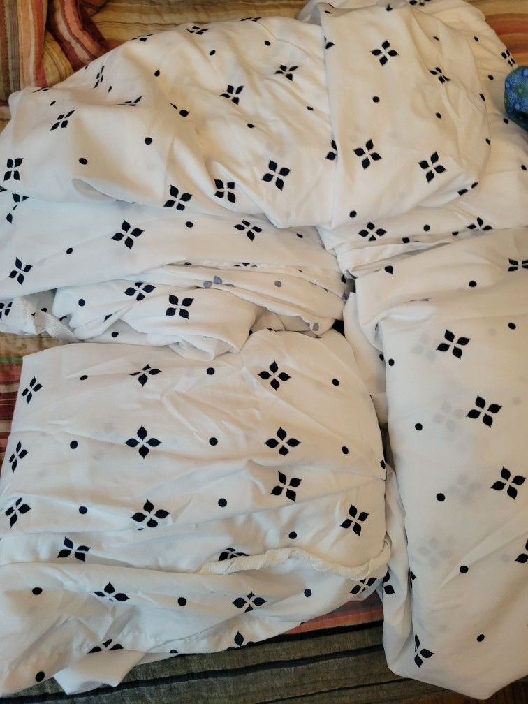 6 Hosp Gowns. White Ones Super Soft. Size L