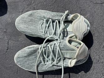 5 Pairs Of Woman’s Shoes 10 Dollars A Pair. 