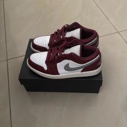 Low Jordan 1s Size 7.5