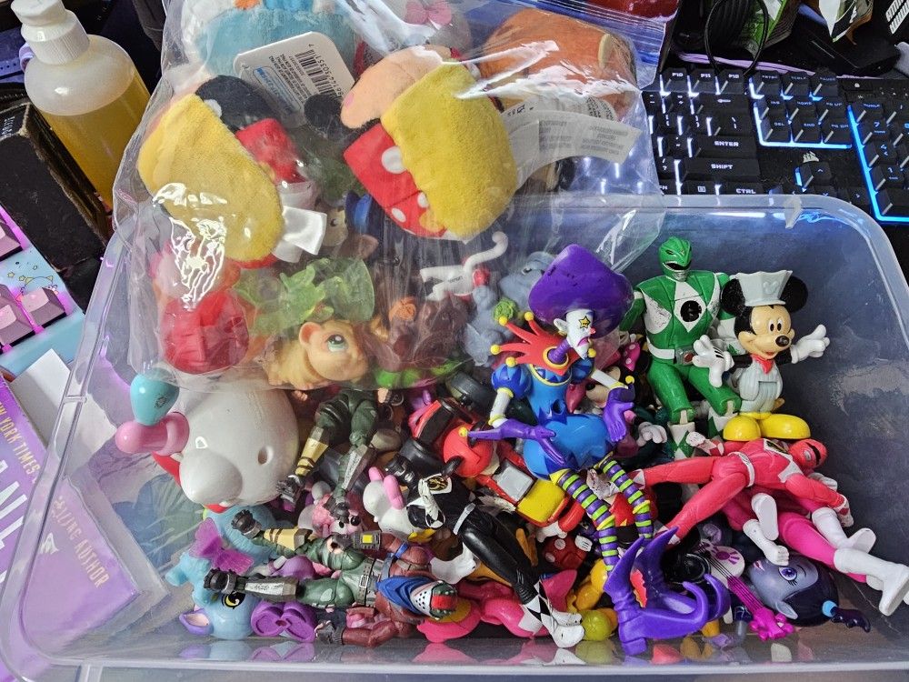 Many Figures Hello Kitty Littest Pet Shop Power Rangers And Yugioh