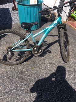 Girls diamond back Mountain Bike 