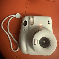 NEW FUJI INSTAX MINI 11 WHITE CAMERA WITH INSTAX STRAP  TESTED WORKS