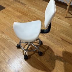 Comfortable Esthetician Chair (White)