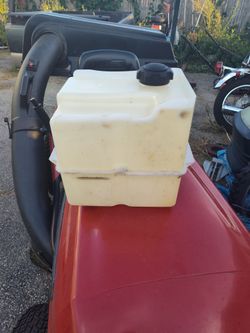 Lawn tractor gas tank