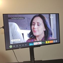 Smart TV Amazon fire TV Series 43" in 4K UHD, Stand, and Long Table 