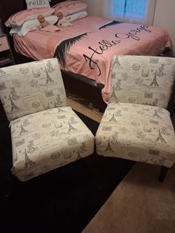 2 matching sitting chairs