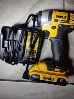 DeWalt impact driver drill with 2ahbattery and charger