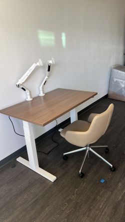Height adjustable desk