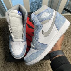 Air Jordan 1 Retro High OG Hyper Royal 