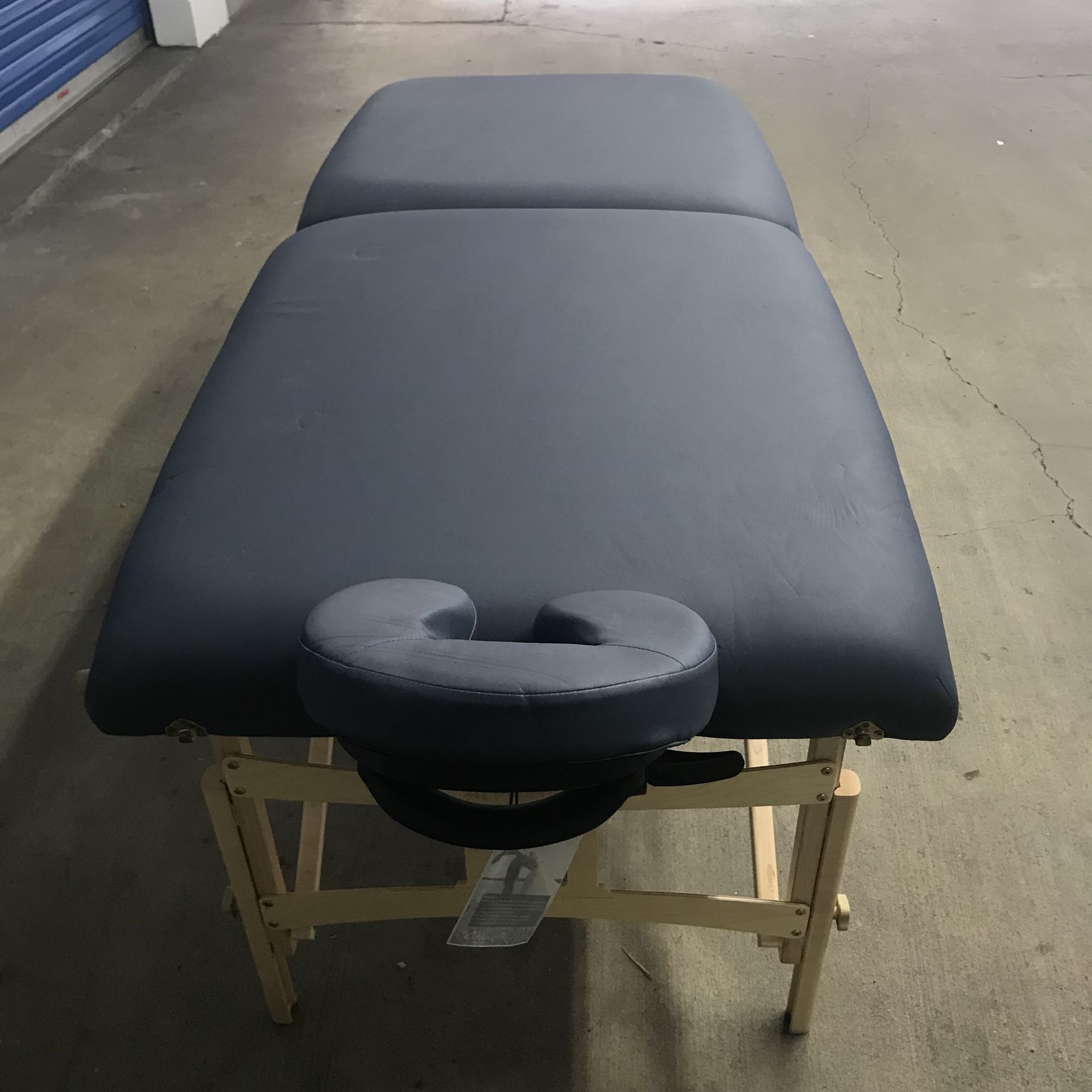 Earthlight massage table like new!!!!!!!!!
