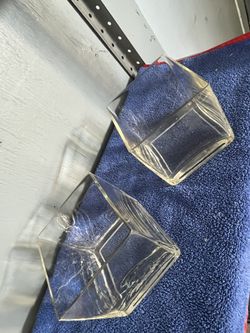     Dos Vasos Cuadrados Para Floreros Nuevos Las Dos Piezas Por Ocho Dólares