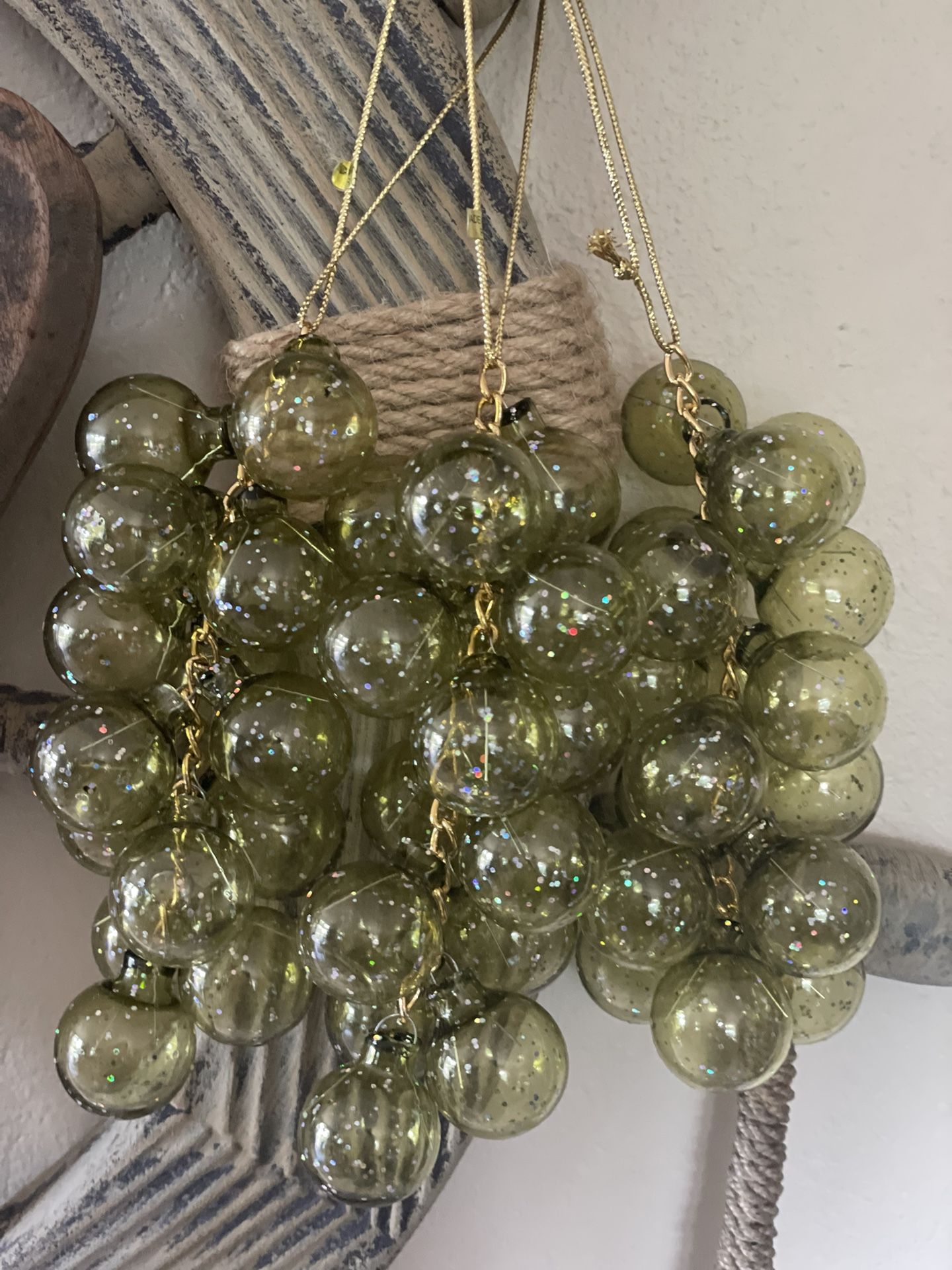 3 clusters of green sparkly grapes 🍇 