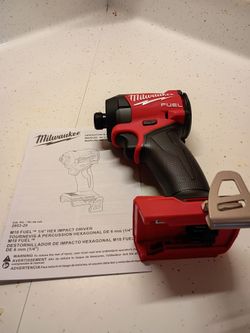 Milwaukee taladro de impacto medida 1/4 nuevo vendo solo la herramienta el precio es firme fuel