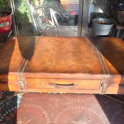 ✨ Vintage-Style Wood Coffee Table – Metal Legs, Pull-Out Drawer & World-Map Top ✨