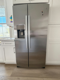 2025 GE Profile PZS22MYKFHFS 21.9 cu ft Side-by-Side Like New - Poway, CA