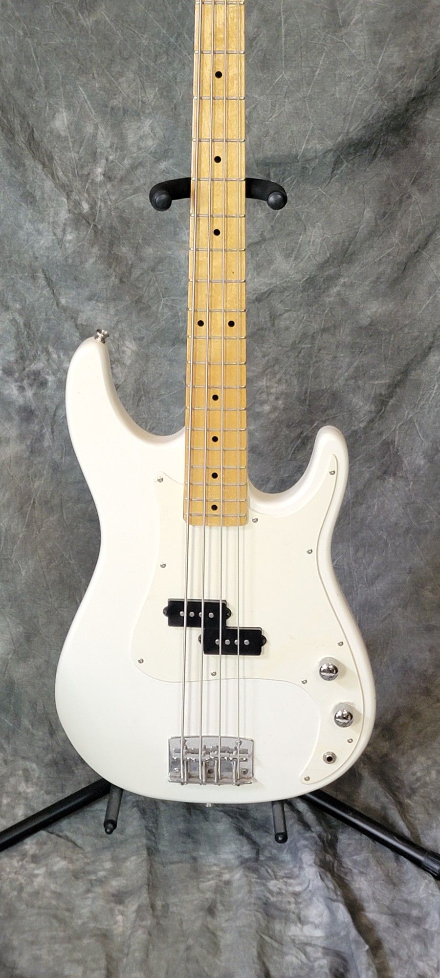KILLER VINTAGE 1995 Peavey Fury Bass Guitar!