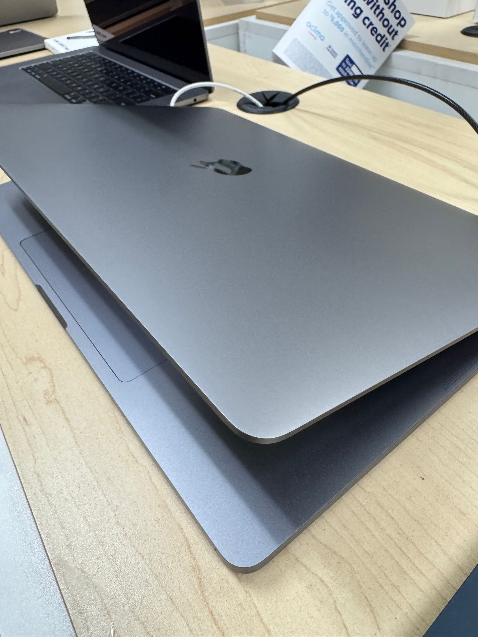 MacBook Pro 16 2.6 GHz 6core intel i7 16GB Ram 512GB Storage Intel UHD Graphics