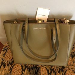Marc Jacobs Leather https://offerup.com/redirect/?o=VG90ZS5OZXc=