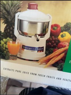 Classic Omega Model 1000 heavy-duty fruit and vegetable juicer