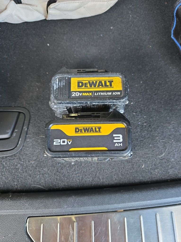 2... DEWALT 20V 3AH BATTERYS