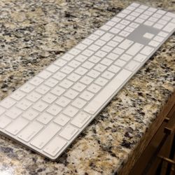 Apple Magic Keyboard with Numpad. Bluetooth Wireless Rechargeable