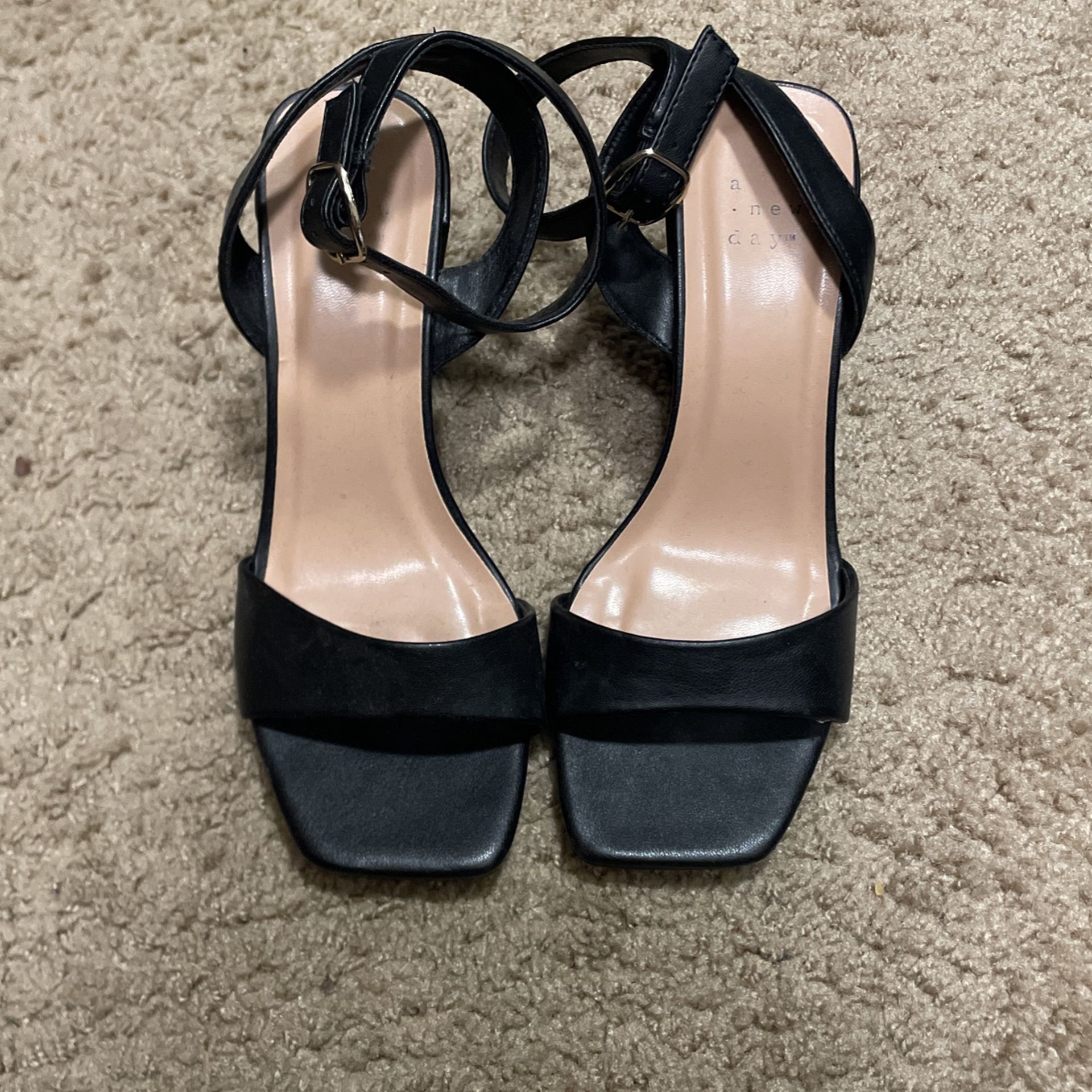 Black High heels - 7 ½ 