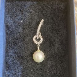 Beautiful elegant pearl silver colored necklace with white spinels as diamonds