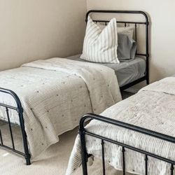 Twin bed frame platform (mattress if wanted)
